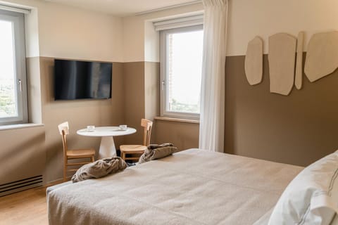 TV and multimedia, Bedroom, Garden view