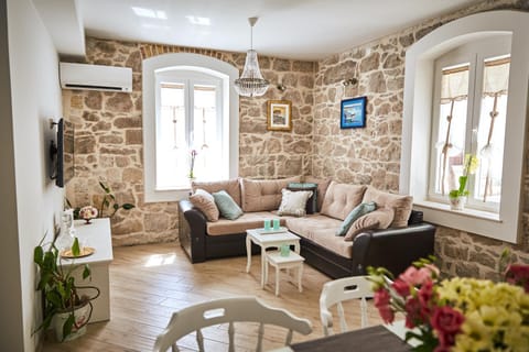 Living room, Decorative detail, Dining area