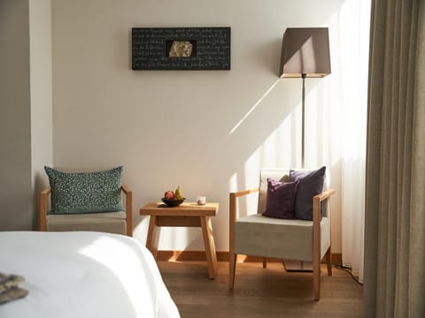 Photo of the whole room, Seating area