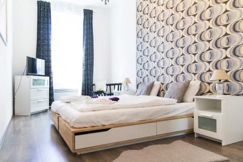 Bed, TV and multimedia, Seating area, Bedroom