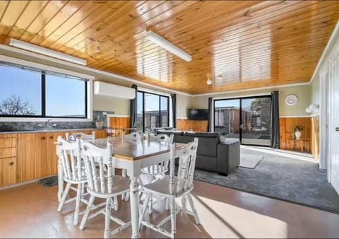 Kellraine Holiday Units Apartment in St Helens