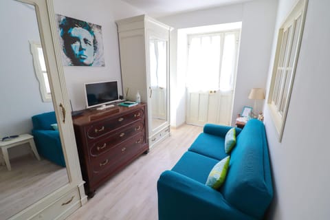 TV and multimedia, Seating area