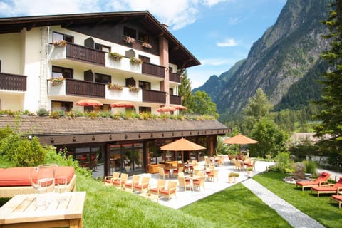 Property building, Facade/entrance, Day, Summer, Garden, View (from property/room), Balcony/Terrace, On site, Garden view, Mountain view