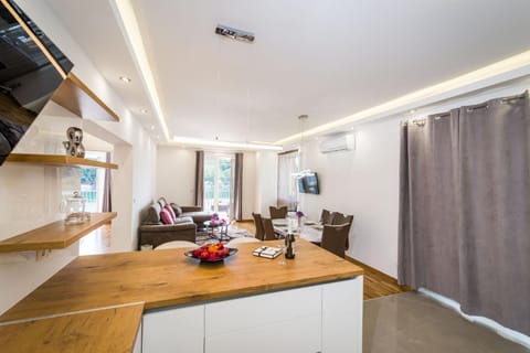 Kitchen or kitchenette, Living room, Seating area