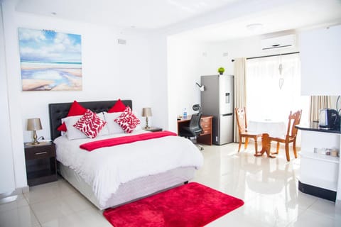 Bed, Photo of the whole room, Bedroom, minibar