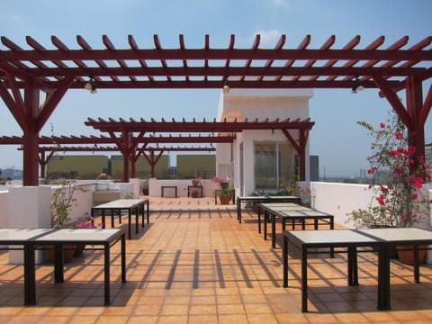 Restaurant/places to eat, Balcony/Terrace, Lounge or bar