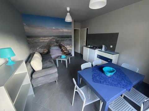 Kitchen or kitchenette, Photo of the whole room, Seating area