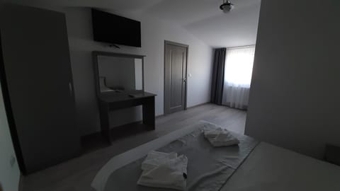 Bed, TV and multimedia, Photo of the whole room, Bedroom, towels, wardrobe