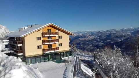 Property building, Day, Natural landscape, Winter, Mountain view