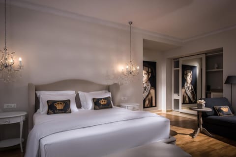 Bed, Living room, Photo of the whole room, Seating area, Bedroom