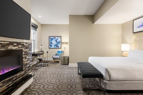 Bed, TV and multimedia, Photo of the whole room, Seating area, Evening entertainment, Bedroom, flat iron