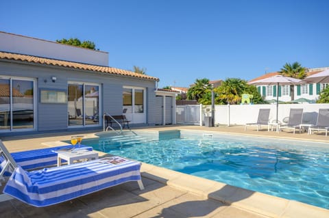 Pool view, Swimming pool, sunbed