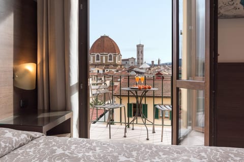 View (from property/room), Balcony/Terrace, Photo of the whole room, City view