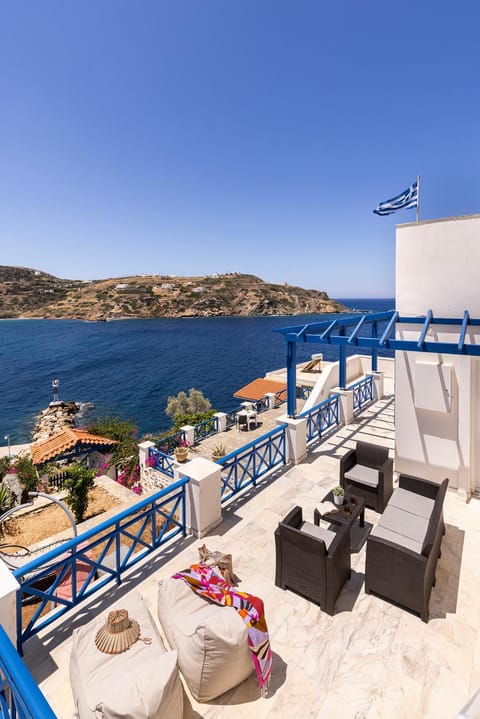 View (from property/room), Balcony/Terrace, Seating area, Sea view, sunbed
