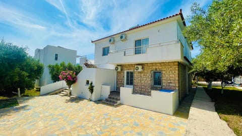 Property building, Day, Garden, Garden view