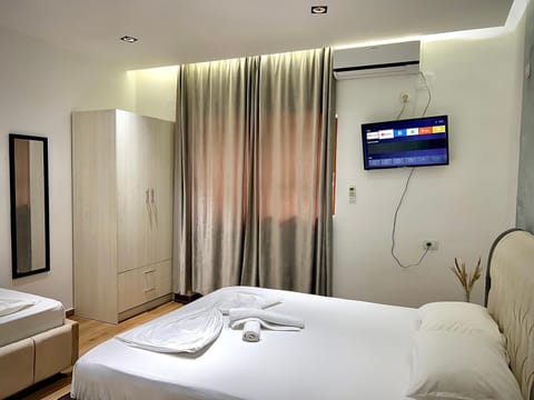 TV and multimedia, Photo of the whole room, Bedroom, wardrobe, air conditioner