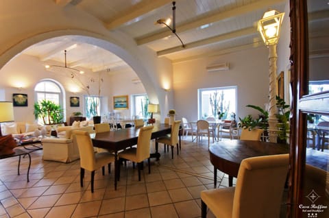 Restaurant/places to eat, Living room, Decorative detail, Seating area