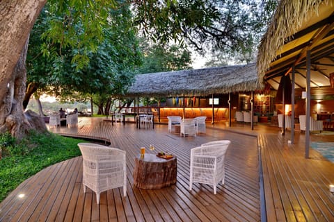 Property building, Lounge or bar, Food and drinks, Dining area