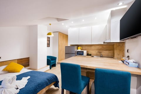 Bed, TV and multimedia, Kitchen or kitchenette, Living room, Photo of the whole room, Seating area, Dining area, Bedroom, towels
