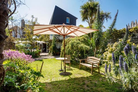 Logis Hotel Les Fuchsias Hotel in Saint-Vaast-la-Hougue