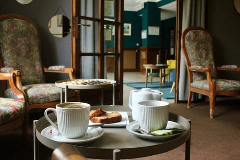 Game Room, Living room, Food and drinks, Seating area