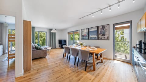 TV and multimedia, Seating area, Dining area