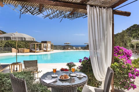 Patio, Garden, View (from property/room), Balcony/Terrace, Food and drinks, Garden view, Mountain view, Pool view, Swimming pool, Swimming pool, Meals, sunbed