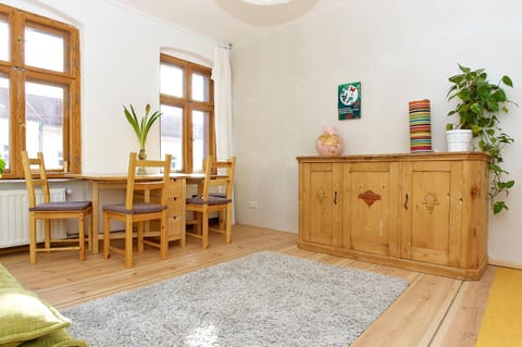 Day, Dining area