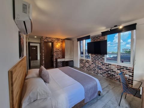 Bed, TV and multimedia, air conditioner