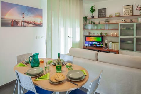 TV and multimedia, Living room, Photo of the whole room, Dining area