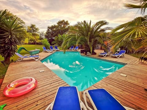 Patio, Natural landscape, Garden, Swimming pool, sunbed