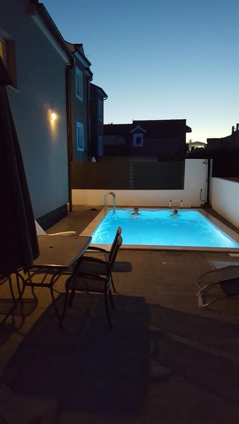 Property building, Swimming pool, Swimming pool