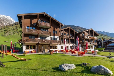 Property building, Facade/entrance, Garden, Area and facilities