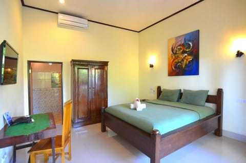 Shower, Toilet, Bathroom, TV and multimedia, Seating area, Bedroom
