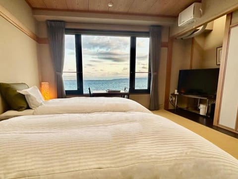 Bed, TV and multimedia, Photo of the whole room, Bedroom, Sea view
