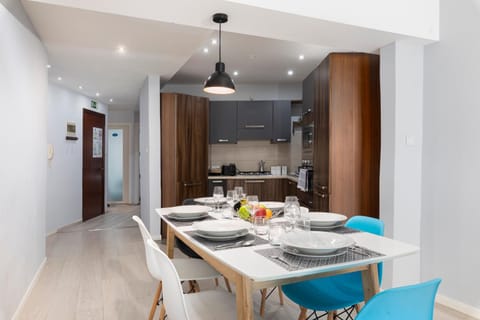 Kitchen or kitchenette, Seating area, Dining area, kitchen