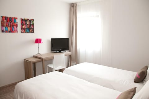 TV and multimedia, Photo of the whole room, Bedroom
