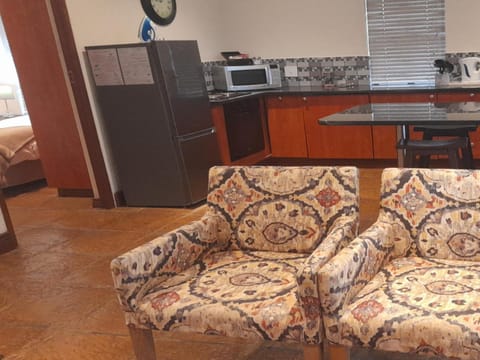 Coffee/tea facilities, Kitchen or kitchenette, Living room, Seating area, furniture, minibar, pet friendly, stove