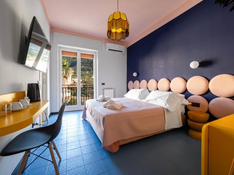 Bed, TV and multimedia, Bedroom, Mountain view, towels