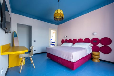 Bed, TV and multimedia, Bedroom