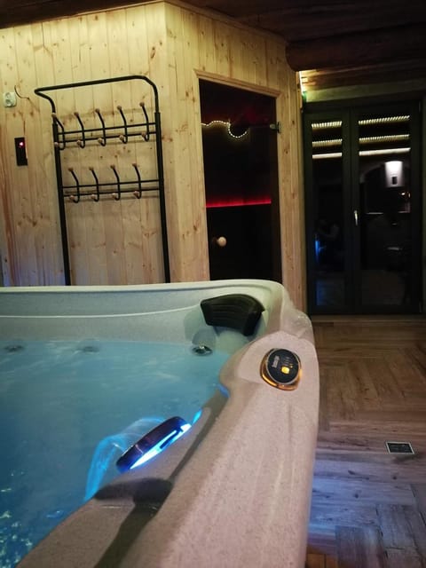 Hot Tub, Sauna