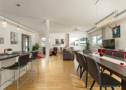 TV and multimedia, Kitchen or kitchenette, Living room, Seating area, Dining area