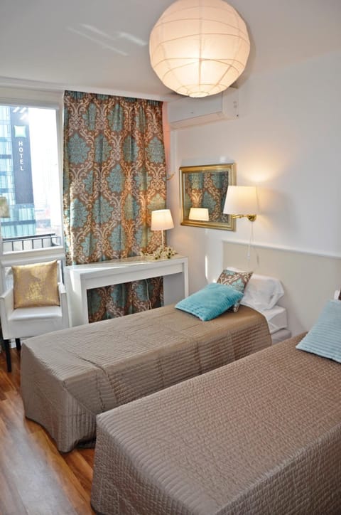 Bed, Photo of the whole room, Decorative detail, Seating area, Bedroom