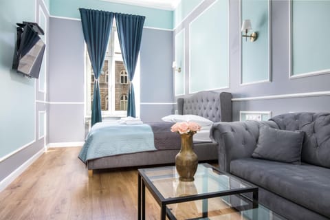 Bed, TV and multimedia, Photo of the whole room, Seating area, Bedroom