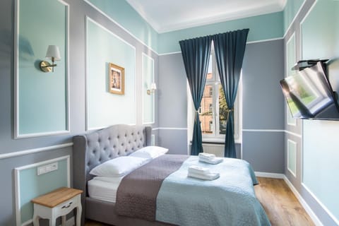 Bed, TV and multimedia, Photo of the whole room, Bedroom, towels