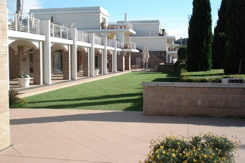 Nearby landmark, Restaurant/places to eat, Fitness centre/facilities, Supermarket/grocery shop, Shopping Area, Swimming pool