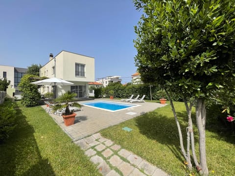 Property building, Garden view, Swimming pool, sunbed