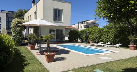 Property building, Garden, Garden view, Pool view, Swimming pool, sunbed