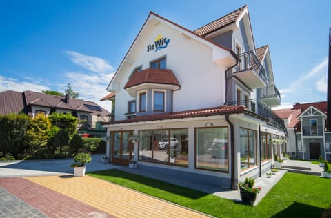 Property building, Restaurant/places to eat, Facade/entrance, Spring, Day, Summer, Garden, On site, Swimming pool, Breakfast