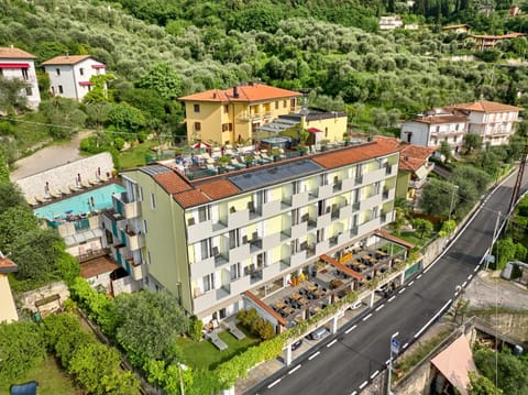 Property building, Restaurant/places to eat, Spring, Day, Natural landscape, Bird's eye view, Swimming pool, Breakfast, Location